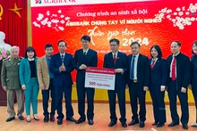 Giám đốc chi nhánh Agribank Bắc Yên Bái trao biểu trưng 500 triệu đồng cho người nghèo tỉnh Yên Bái. (Ảnh: THANH SƠN)