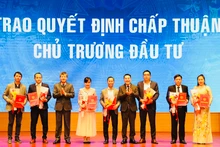 Chủ tịch Ủy ban nhân dân tỉnh Yên bái trao quyết định chấp thuận đầu tư cho doanh nghiệp. (Ảnh: THANH SƠN)