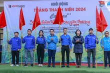 Trao cờ cho các đội thanh niên tình nguyện (Ảnh THANH SƠN).