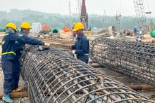 Thi đua lao động trên công trình cầu Giới Phiên, thành phố Yên Bái.