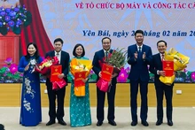 Lãnh đạo tỉnh Yên Bái tặng hoa chúc mừng lãnh đạo Sở Xây dựng. (Ảnh: THANH SƠN) 