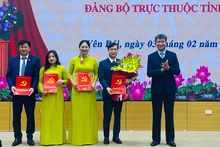 Bí thư Tỉnh ủy Trần Huy Tuấn tặng hoa chúc mừng Ban Tuyên giáo và Dân vận Tỉnh ủy. (Ảnh THANH SƠN)