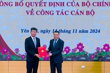 Đồng chí Trưởng Ban Tổ chức Trung ương trao quyết định chuẩn y Bí thư Tỉnh ủy Yên Bái. (Ảnh: THANH SƠN)
