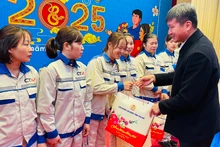Bí thư Tỉnh ủy Trần Huy Tuấn trao quà Tết cho công nhân lao động tại huyện Lục Yên. (Ảnh: THANH SƠN)
