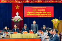 Chủ tịch Ủy ban nhân dân tỉnh Nguyễn Tuấn Anh phát biểu tại hội nghị. (Ảnh: THANH SƠN)