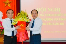 Phó Bí thư Thường trực Tỉnh ủy Tạ Văn Long (bên phải) trao quyết định Bí thư Đảng ủy Khối cơ quan và doanh nghiệp đối với đồng chí Trần Nhật Tân. (Ảnh: THANH SƠN)