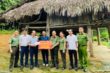 Lãnh đạo Cục Truyền thông Bộ Công an cùng nhà tài trợ trao hỗ trợ cho hộ ông Nông Văn Nam. (Ảnh: THANH SƠN)