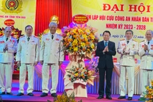 Bí thư Tỉnh ủy Yên Bái Đỗ Đức Duy tặng hoa chúc mừng đại hội. (Ảnh: THANH SƠN)