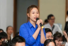 Các bạn trẻ đặt câu hỏi giao lưu tại buổi toạ đàm.