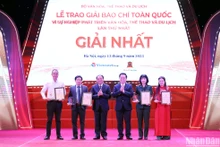 Trưởng Ban Tuyên giáo Trung ương Nguyễn Trọng Nghĩa và Bộ trưởng Văn hóa, Thể thao và Du lịch Nguyễn Văn Hùng trao giải Nhất Giải Báo chí toàn quốc “Vì sự nghiệp phát triển Văn hóa, Thể thao và Du lịch” lần thứ nhất tặng các tác giả, đại diện nhóm tác giả đạt giải.