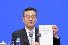 Ông Chen Wenjun, Người phát ngôn Văn phòng Báo chí Quốc vụ viện Trung Quốc giới thiệu Sách trắng. (Ảnh: cnstock.com)