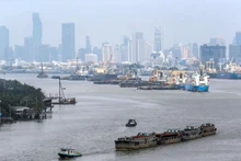 Các tàu vận tải hàng hóa gần cảng Bangkok, Thái Lan. (Ảnh: Reuters)