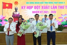 Lãnh đạo tỉnh Đồng Tháp tặng hoa chúc mừng tân ủy viên Ủy ban nhân dân tỉnh Đồng Tháp.