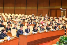 Chủ tịch Quốc hội Vương Đình Huệ cùng các Phó Chủ tịch Quốc hội và các đại biểu dự hội nghị.