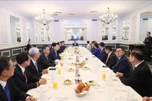Thủ tướng Phạm Minh Chính ăn sáng và làm việc với một số doanh nghiệp Việt kiều tiêu biểu tại San Francisco, Hoa Kỳ. (Ảnh: Dương Giang/TTXVN)