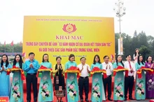Cắt băng khai mạc trưng bày chuyên đề ảnh và giới thiệu các sản phẩm đặc trưng vùng, miền.