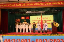 Thượng tướng Trần Quốc Tỏ, Thứ trưởng Công an trao Huân chương Bảo vệ Tổ quốc hạng Nhì tặng Hội Phụ nữ Công an nhân dân.