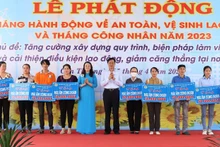 Lãnh đạo thành phố Cần Thơ trao “mái ấm Công đoàn” cho công nhân khó khăn về nhà ở.