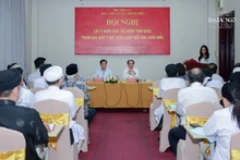 Thứ trưởng Bộ Nội vụ Vũ Chiến Thắng (bên phải) chủ trì “Hội nghị lấy ý kiến các tổ chức tôn giáo tham gia góp ý dự thảo Luật Đất đai (sửa đổi)”.