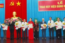 Trao Huy hiệu Đảng cho các đảng viên cao tuổi Đảng.