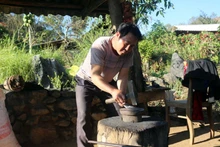 Ông Mùa A Mang, thôn Tả Phìn, xã Tả Phìn rèn dao chuẩn bị cho mùa sản xuất.