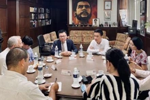 Đồng chí Lê Quốc Minh, Ủy viên Trung ương Đảng, Tổng Biên tập Báo Nhân Dân, Phó Trưởng Ban Tuyên giáo Trung ương, Chủ tịch Hội Nhà báo Việt Nam làm việc cùng Ban lãnh đạo báo Granma. (Ảnh: Mai Phương/TTXVN)