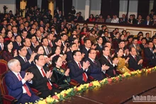Nguyên Tổng Bí thư Nông Đức Mạnh, Chủ tịch Quốc hội Vương Đình Huệ cùng các đồng chí lãnh đạo, nguyên lãnh đạo Đảng, Nhà nước và các đại biểu dự lễ trao giải.