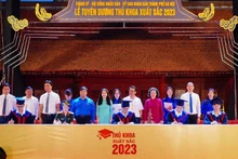 Các thủ khoa thực hiện nghi thức ghi danh bảng vàng trước sự chứng kiến của đại diện các ban, sở, ngành, đoàn thể. 
