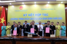 Quang cảnh lễ ký hợp tác phát triển du lịch, hàng không giữa Vietnam Airlines và tỉnh Bình Định.