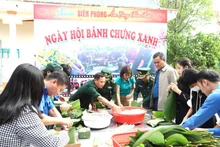 Tại Chương trình “Xuân biên phòng-Ấm lòng dân bản” 2023, Bộ Chỉ huy Bộ đội Biên phòng tỉnh Đắk Lắk phối hợp các đơn vị, chính quyền địa phương gói 2.800 bánh chưng xanh tặng các gia đình chính sách, hộ nghèo ở khu vực biên giới, để gia đình nào cũng có Tết đầy đủ, đầm ấm. 