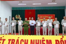 Phó Thủ tướng Thường trực Chính phủ Phạm Bình Minh và Thứ trưởng Công an, Thiếu tướng Nguyễn Văn Long trao quyết định đặc xá và căn cước công dân cho 5 phạm nhân đại diện và trao quyết định đặc xá cho 5 phạm nhân quốc tịch nước ngoài.