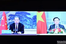 Chủ tịch Quốc hội Vương Đình Huệ hội đàm trực tuyến với Chủ tịch Nhân đại Trung Quốc Triệu Lạc Tế. (Ảnh: DUY LINH)