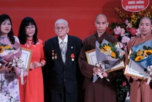 GS Nguyễn Ngọc San và các nghiên cứu sinh, học viên cao học và sinh viên đoạt giải thưởng. (Ảnh: Đại học Sư phạm Hà Nội)