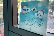 Tập sách “Những ô cửa gió lộng”. (Ảnh: Nhà xuất bản Kim Đồng)