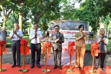 Lễ cắt băng khai mạc triển lãm. (Ảnh: ĐĂNG KHOA)
