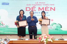 Các tác giả Lữ Mai và Lã Thanh Hà nhận giải Khát vọng Dế Mèn. (Ảnh: Ban tổ chức)