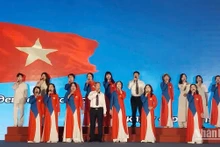 Thầy Lê Đức Mẫn (áo trắng, đứng giữa hàng dưới) hòa giọng cùng các học trò. (Ảnh: THANH NGA)