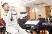 Ca sĩ Vũ Thắng Lợi trong buổi tập. (Ảnh: NVCC)