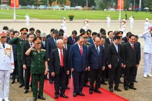 Các đồng chí lãnh đạo, nguyên lãnh đạo Đảng, Nhà nước thành kính tưởng nhớ Chủ tịch Hồ Chí Minh.