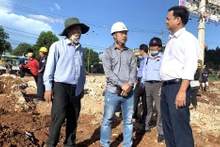 Chủ tịch Ủy ban nhân dân thành phố Buôn Ma Thuột Vũ Văn Hưng (ngoài cùng bên phải) trực tiếp kiểm tra việc tổ chức thông tuyến dự án đường Đông Tây thành phố Buôn Ma Thuột.
