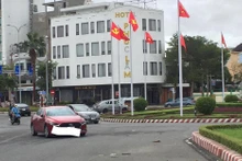 Tại khu vực bùng binh đường Nguyễn Tất Thành-cầu Thuận Phước có sáu xe ô-tô mắc cạn.