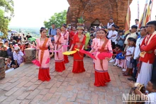 Các thiếu nữ Chăm với điệu múa truyền thống "Dâng hoa đền tháp" tại tháp Pô Klong Grai trong buổi lễ chính thức. (Ảnh: NGUYỄN TRUNG)