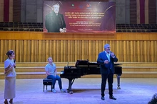Nghệ sĩ Philip Quast tại Học viện Âm nhạc Quốc gia Việt Nam. (Ảnh: Học viện Âm nhạc Quốc gia Việt Nam)
