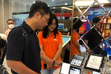 Độc giả tham khảo các thiết bị đọc sách điện tử.