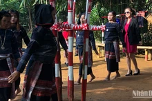Đồng bào trình diễn dân ca dân vũ cùng du khách tại Làng.