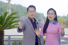 Nghệ sĩ Thanh Phong và nghệ sĩ Phương Thanh trong MV. (Ảnh từ MV)