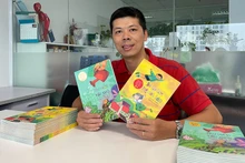 Tác giả Bùi Văn Huy và hai tập thơ của mình. (Ảnh: Nhà xuất bản Phụ nữ)