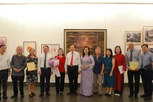 Các đại biểu tham dự triển lãm. (Ảnh: Bảo tàng Mỹ thuật Việt Nam)
