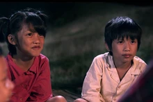 Gia Bảo vai bé Hến (áo đỏ).
