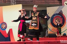 Trình diễn trang phục dân tộc tại Làng Văn hóa - Du lịch các dân tộc Việt Nam.